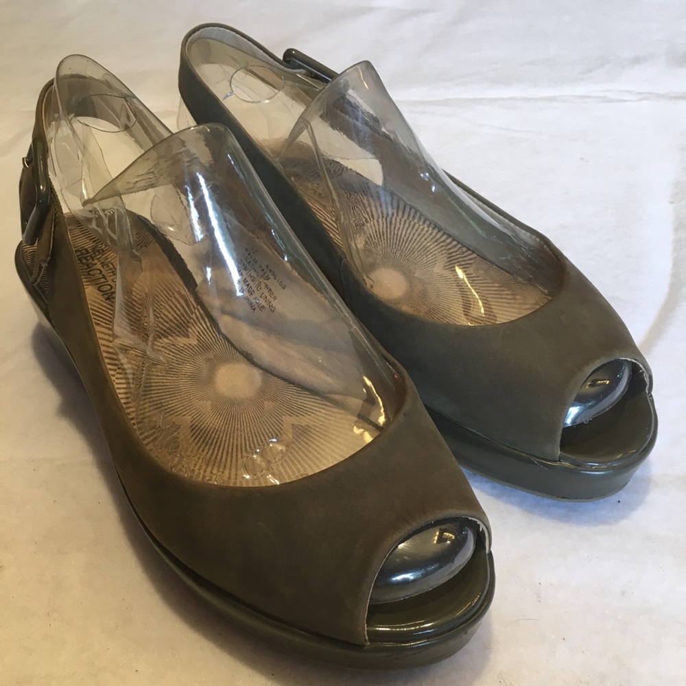 Kenneth Cole Reaction khaki slingback 8 Palm Palm